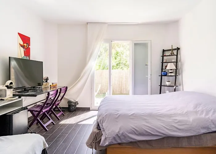 Chambre avec entrée indépendante-Jardin privé- 200m des plages