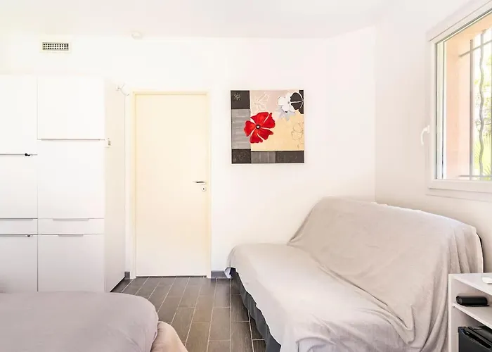 Chambre avec entrée indépendante-Jardin privé- 200m des plages